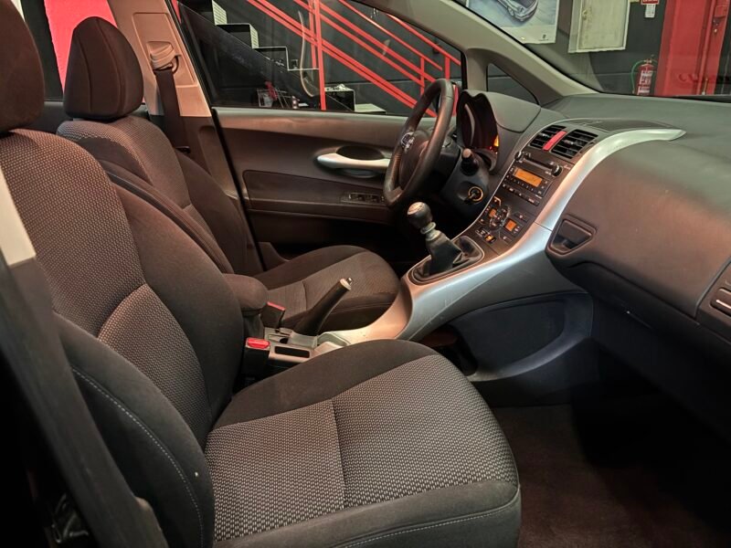 TOYOTA auris 1.4 d4d active