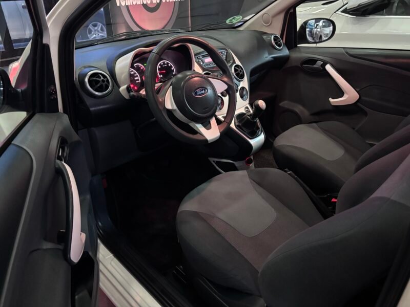 FORD KA 1.2i titanium